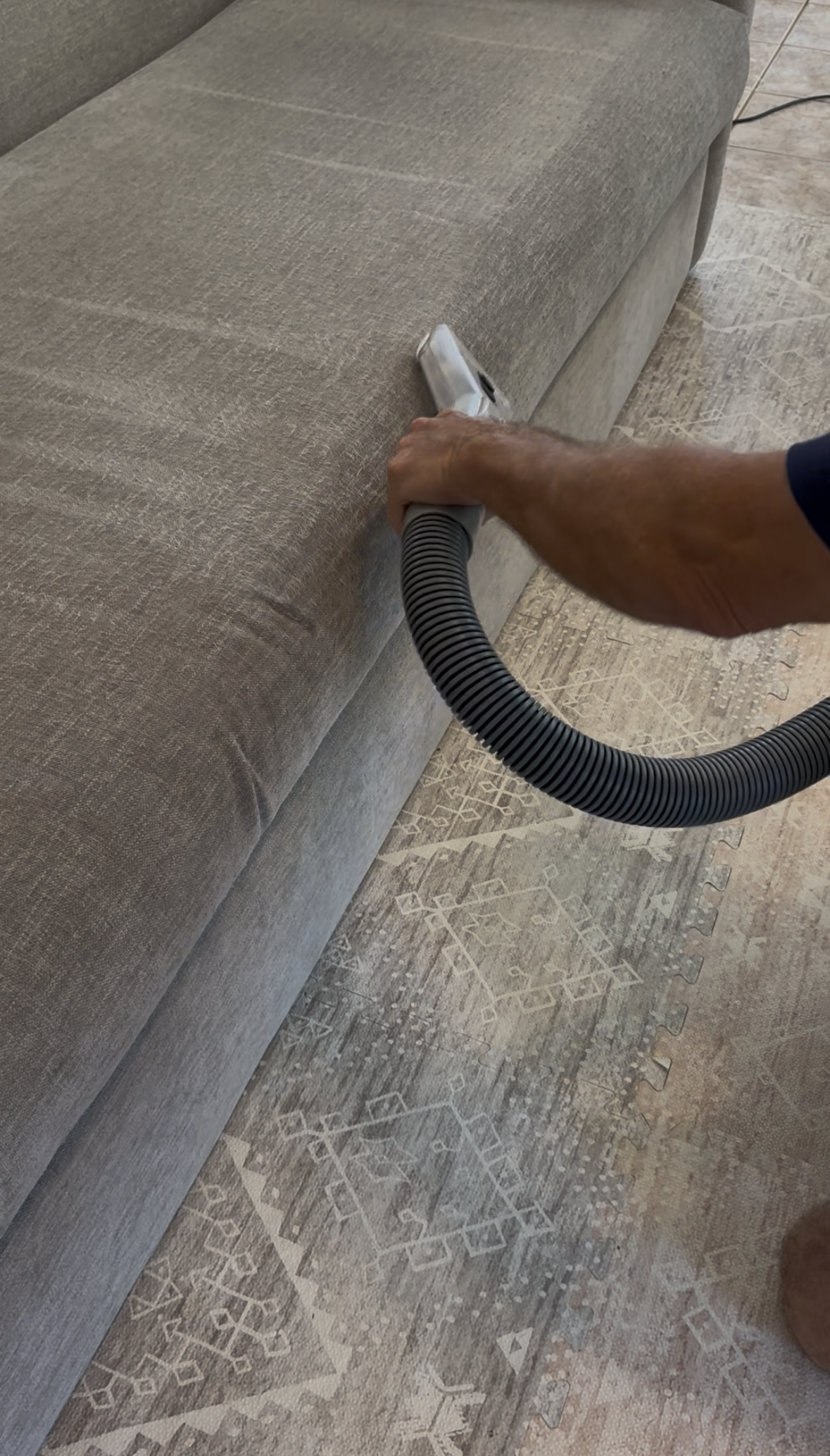 couch-cleaning-austin-pet-hair-removal Professional cleaning pet hair and dander from the same fabric couch in Austin, TX